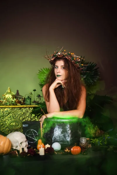 Eine Hexe Mit Zerzaustem Haar Und Langen Nägeln Mit Einem — Stockfoto