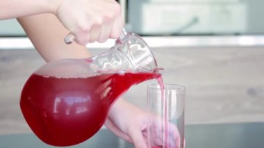 Meyve kompostosu, cam bir kaba doldurulur. İçimi ferahlatıcı bir içecektir..