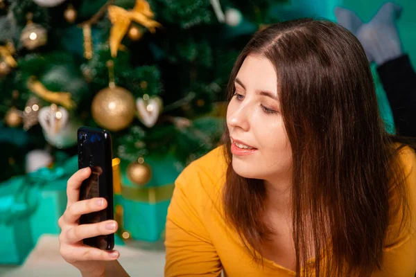 Uma Jovem Encontra Tapete Pele Com Smartphone Suas Mãos Fundo — Fotografia de Stock