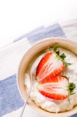 süzme peynir taze çilek ile 