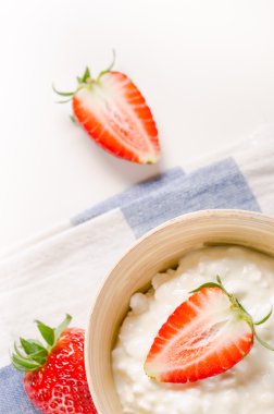 süzme peynir taze çilek ile