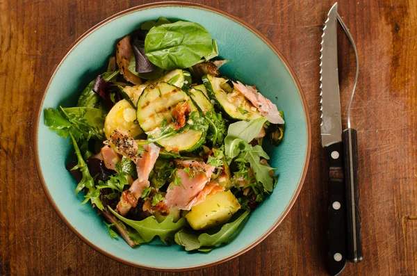 Копченый сальмион, свежая зелень и салат из овощей — стоковое фото