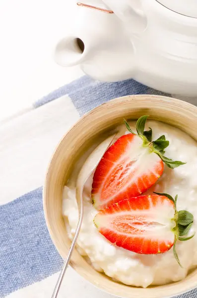 Cottage cheese with fresh strawberries — Stock Photo, Image