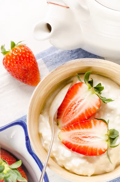 Cottage cheese with fresh strawberries — Stock Photo, Image