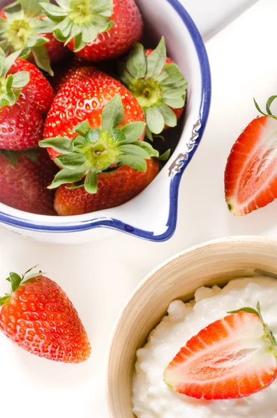 Cottage cheese with fresh strawberries — Stock Photo, Image