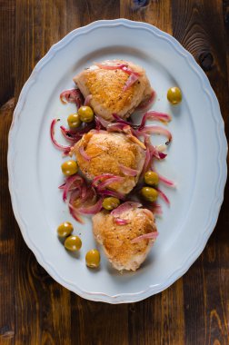 Kavrulmuş tavuk uyluk zeytin ve kırmızı soğan ile