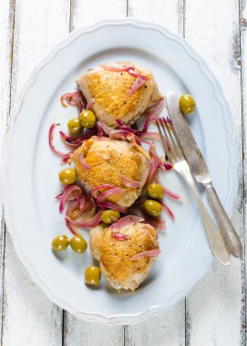 Kavrulmuş tavuk uyluk zeytin ve kırmızı soğan ile