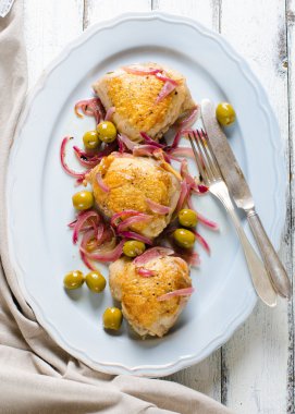 Kavrulmuş tavuk uyluk zeytin ve kırmızı soğan ile