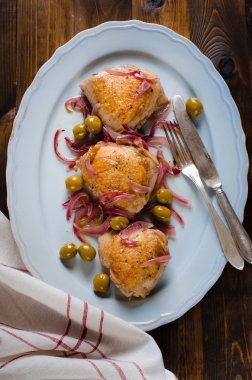 Kavrulmuş tavuk uyluk zeytin ve kırmızı soğan ile