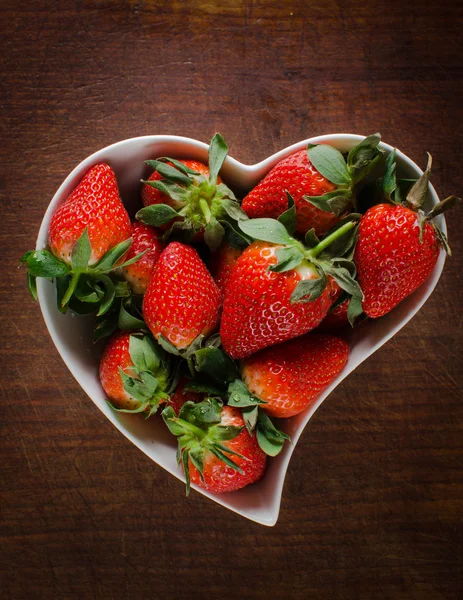 Fresas frescas sobre fondo de madera viejo —  Fotos de Stock