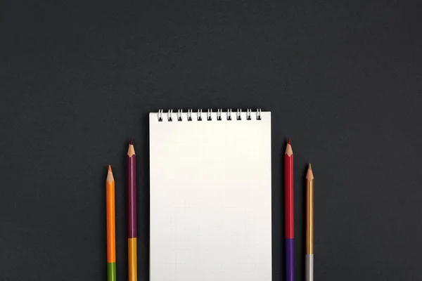 Zápisník Barevné Tužky Leží Šedém Pozadí Zápisník Tužky Jsou Umístěny — Stock fotografie