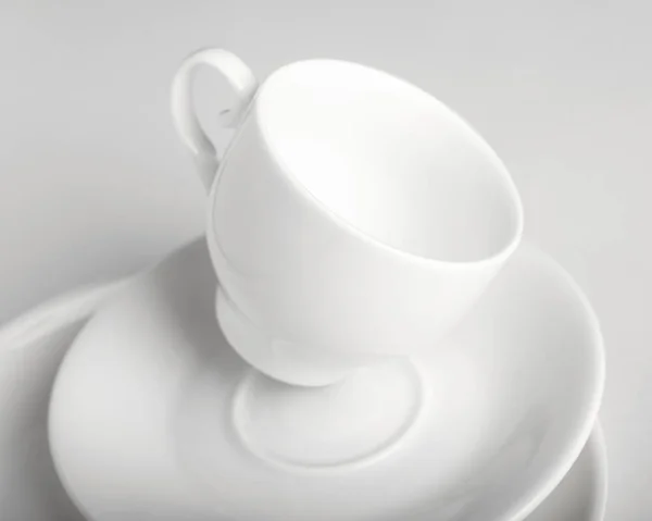 Біла Чашка Маленька Тарілка Велика Тарілка Стоять Білому Тлі Великі — стокове фото