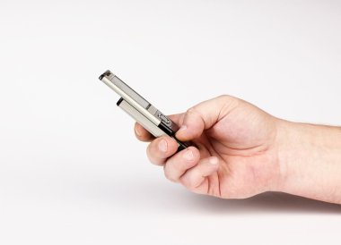 Telefon elinde.