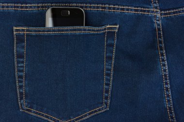 Mavi jeans cebinde telefon