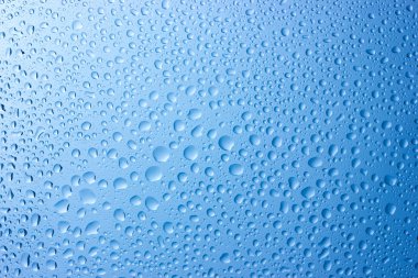 cam üzerinde mavi damla