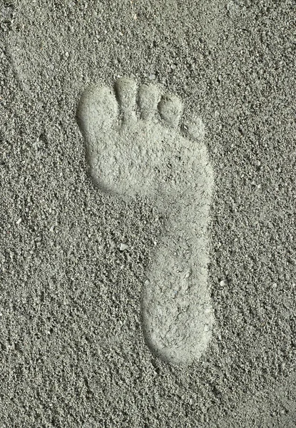 Traces of the right foot on the ground.