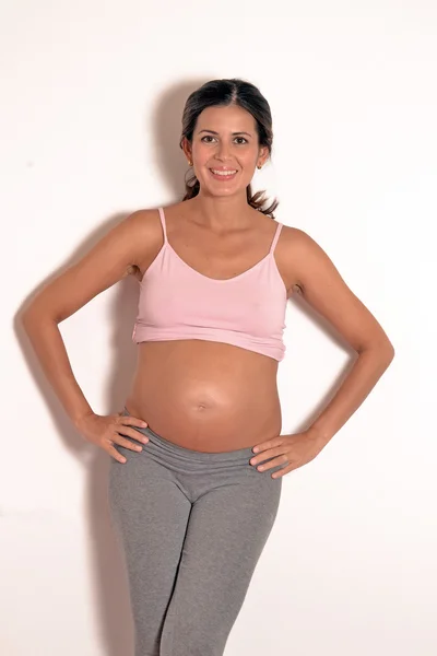 Glad ung gravid kvinna — Stockfoto