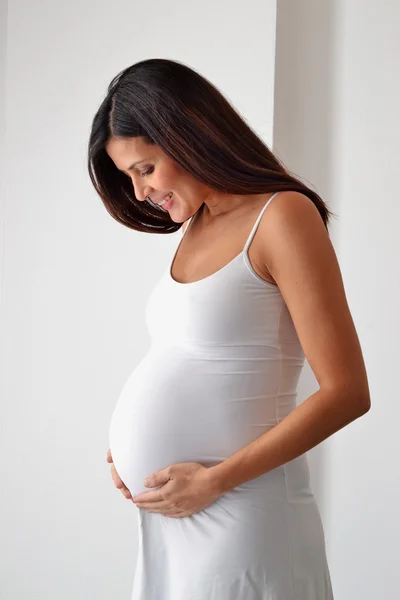 Mulher grávida latina bonita — Fotografia de Stock