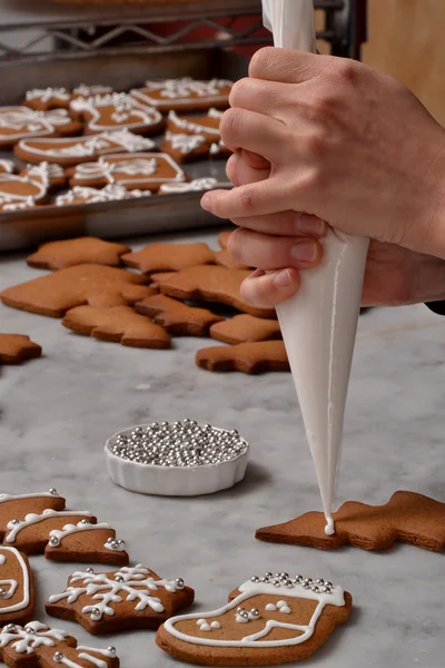 Cukrář připravovat vánoční cukroví — Stock fotografie