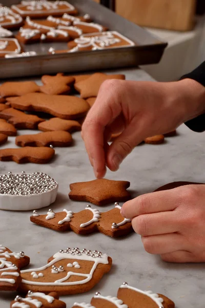 Pastelaria chef preparar biscoitos de Natal — Fotografia de Stock