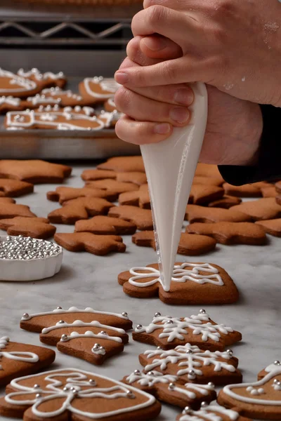 Pastelaria chef preparar biscoitos de Natal — Fotografia de Stock