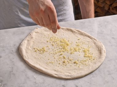 Un ekleyerek peynir yemek.