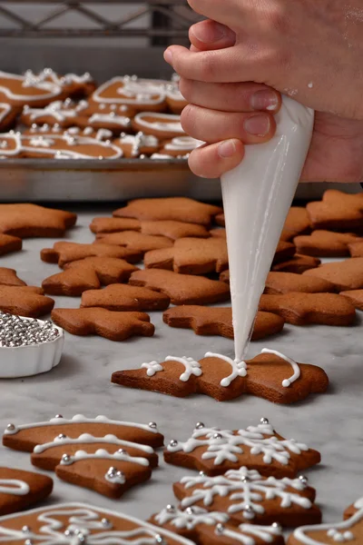Pastelaria chef preparar biscoitos de Natal — Fotografia de Stock