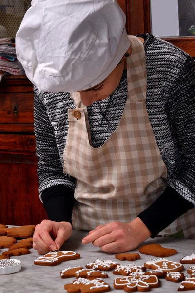 Pečivo kuchař žena připravuje vánoční cukroví — Stock fotografie