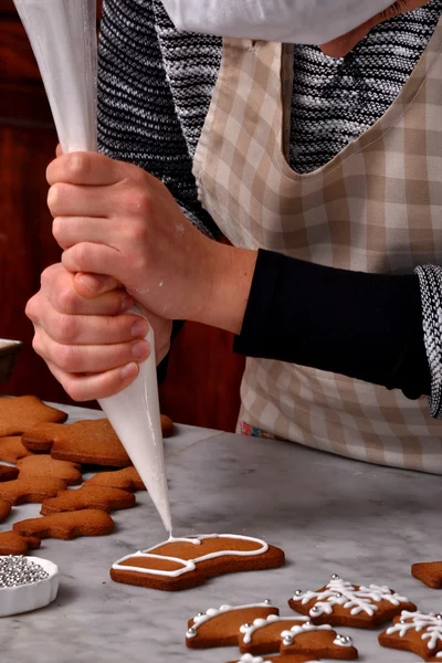 Pastelaria chef mulher preparar biscoitos de Natal — Fotografia de Stock