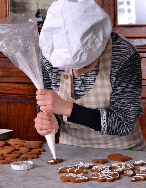Pečivo kuchař žena připravuje vánoční cukroví — Stock fotografie