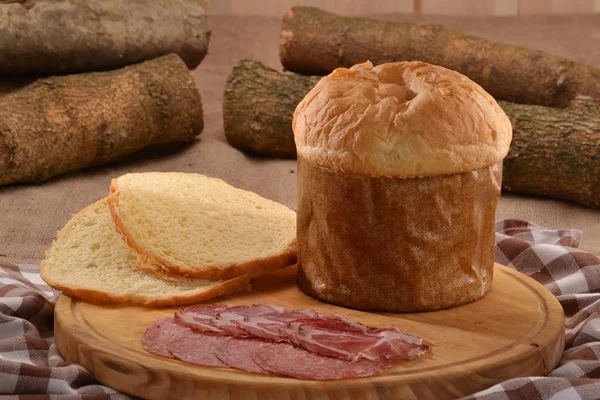 Bröd ost panetone och salami. — Stockfoto