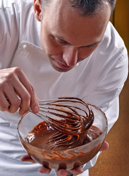 Cook ανάμειξη και προετοιμασία κρέμα σοκολάτας. — Φωτογραφία Αρχείου