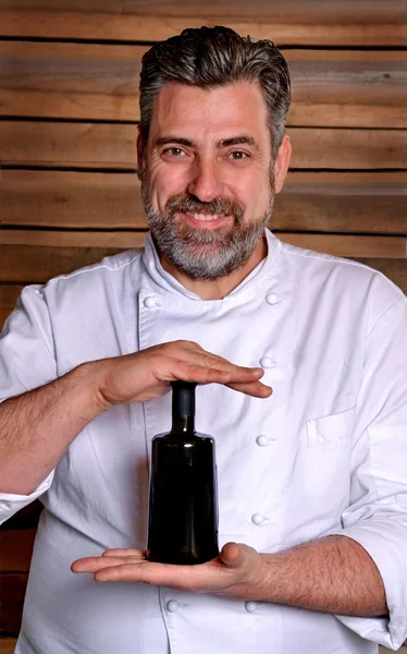 Chef con bottiglia di olio extra vergine di oliva — Foto Stock