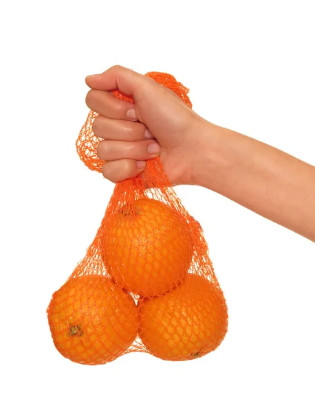 Mujer sosteniendo naranjas frescas — Foto de Stock