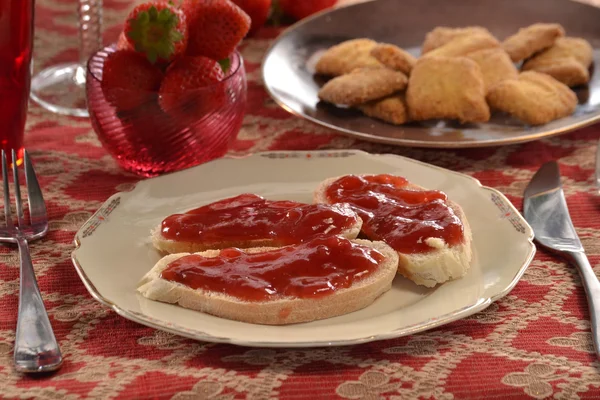 BlackBerry jam på toast bröd — Stockfoto