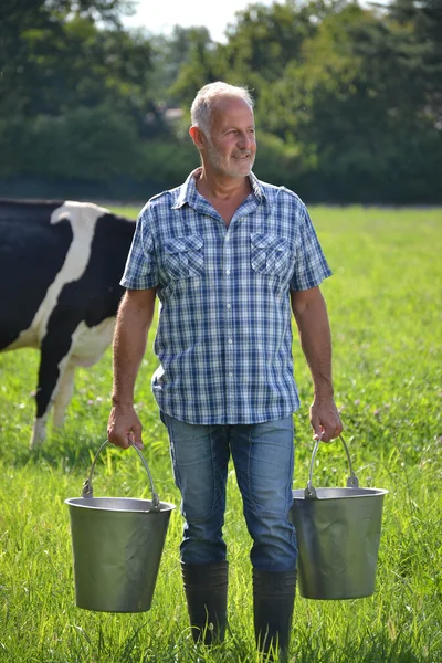 Agricultor segurando baldes — Fotografia de Stock