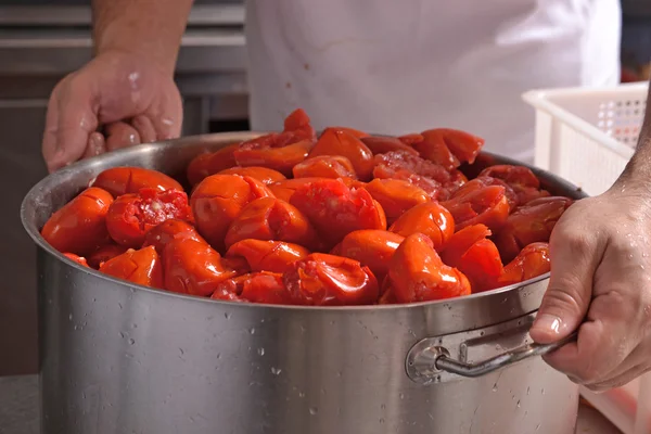 Koch-Hände pressen Tomaten — Stockfoto