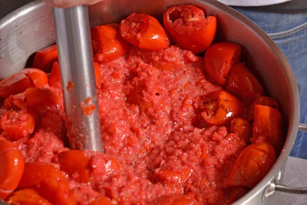 Cook handen knijpen van tomaten — Stockfoto