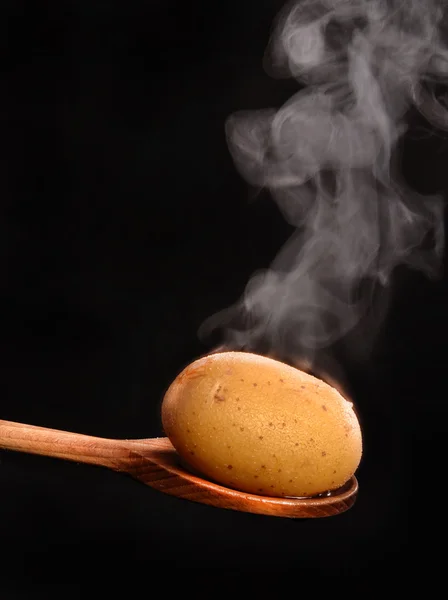 木のスプーンで熱い茹でジャガイモ — ストック写真