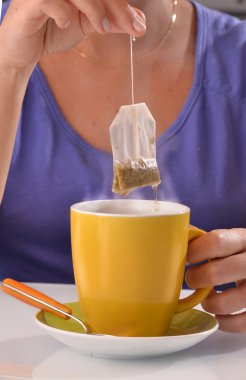 Çay poşeti iliklerine kadar kadın 