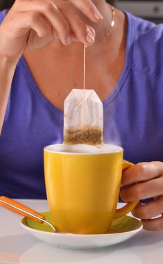 Çay poşeti iliklerine kadar kadın 