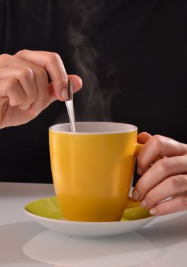 Çay poşeti Kupası'nda iliklerine kadar kadın