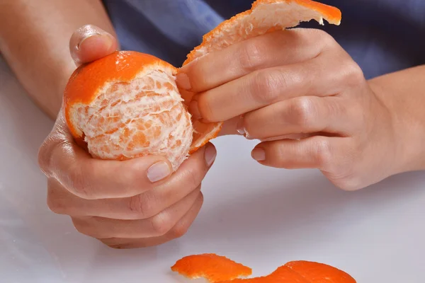 Mujer pelando mandarina fruta . — Foto de Stock