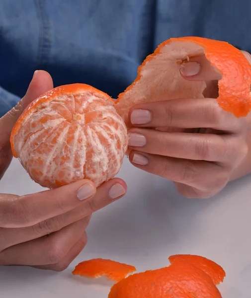 Mujer pelando mandarina fruta . — Foto de Stock