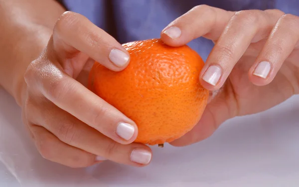 Manos sosteniendo fruta de mandarina . — Foto de Stock