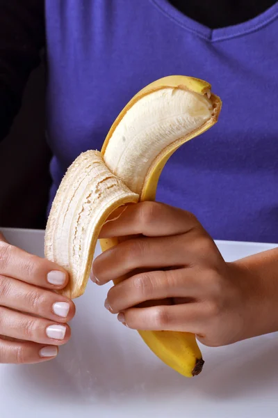 Hands peeling a banana. — Stock Photo, Image