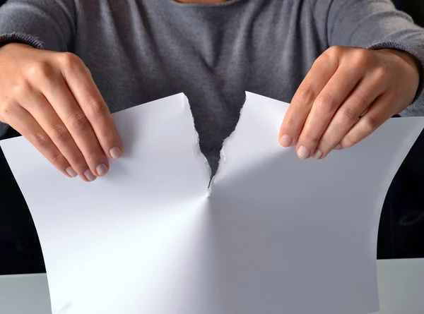 Persoon het scheuren van papier — Stockfoto