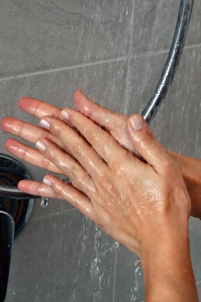 Femme se laver les mains — Photo