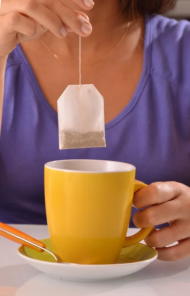 Mujer empapando la bolsa de té — Foto de Stock