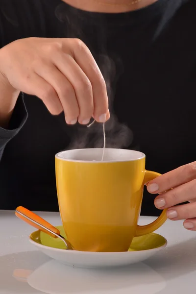 Sac à thé femme trempant dans une tasse — Photo